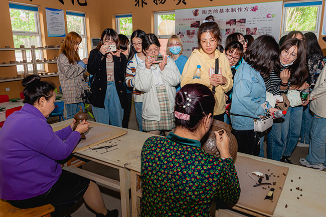 燕赵时讯 河北工业大学建筑与艺术设计学院师生走进雄州黑陶拙匠艺术馆