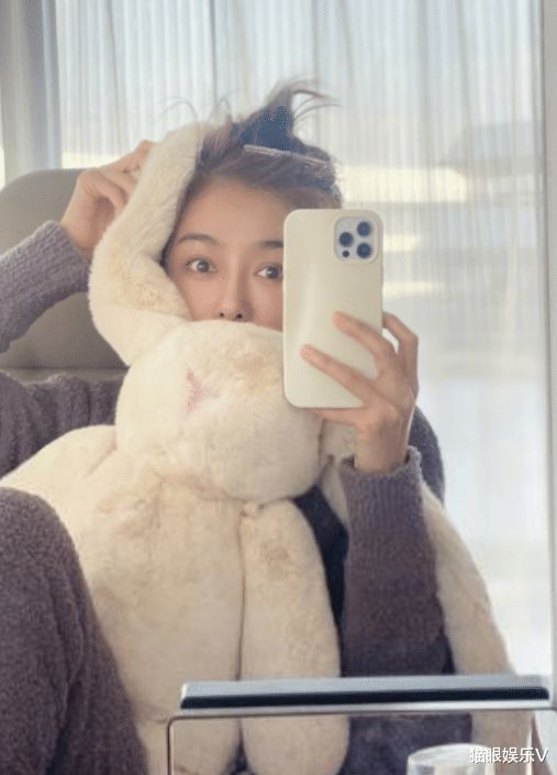 秦岚|42岁秦岚晒怼脸自拍，素颜与化妆无差异，大方公开体重仅有89斤