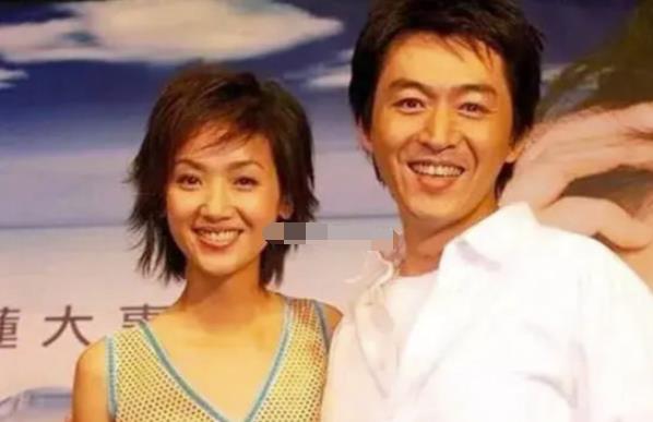 李嘉欣|刘德华在万人演唱会上双膝跪地求婚，不料被她当场拒绝！今成素人