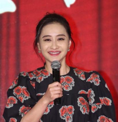 懒美人时尚|陈德容哪怕发福了也依旧自信,一身老气印花裙却穿出了少女感