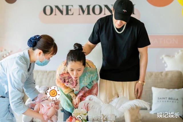 王灿|杜淳王灿女儿满月，小蛋饺穿名牌衣服亮相，小手摸自己脸颊太可爱
