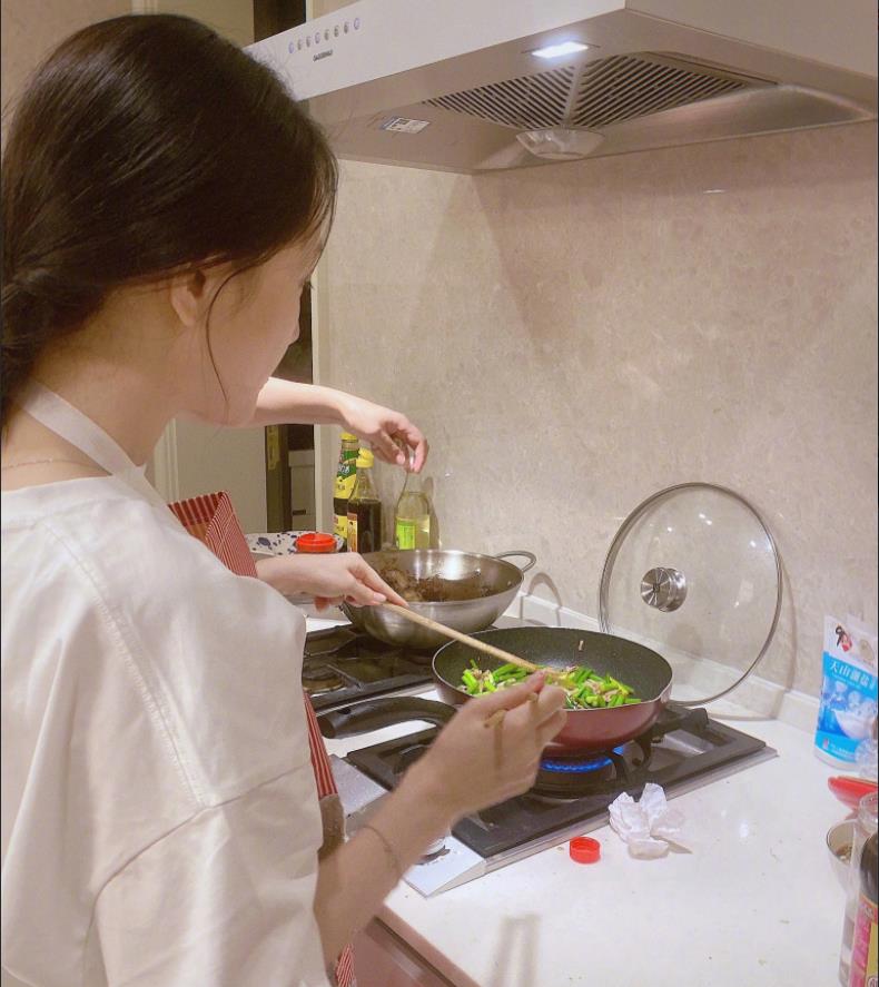 阿七聊|李小璐和张伟欣，就这样写好了她们的结局，不知道她们是否后悔？