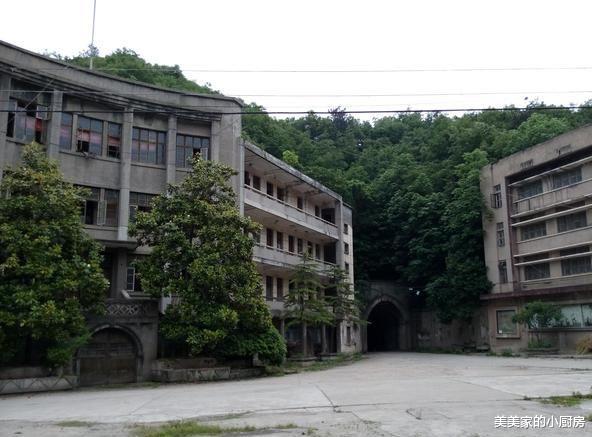 |丹江口一处军工厂，曾承担军队后勤印染任务，如今人去楼空很荒凉