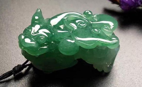 翡翠|招财小能手的翡翠貔貅也有雌雄之分，你知道怎么选吗？