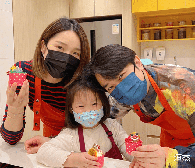 李亚男|李亚男晒一家人合照，三岁女儿学会走路，皮肤白嫩像双胞胎