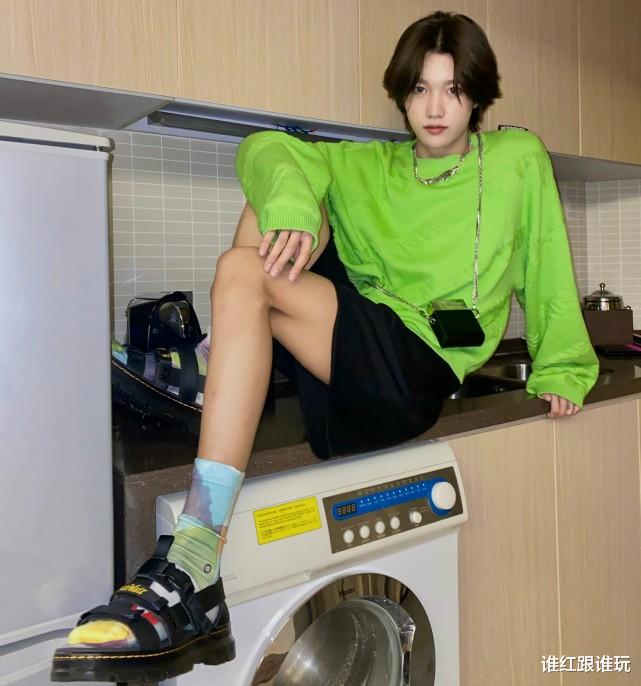 孙滢皓|当红男爱豆孙滢皓在机场被路人吐槽：大老爷们跟娘们似的！