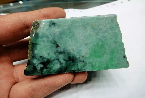 翡翠|翡翠的癣与绿色翡翠之间的关系可分为三种状态