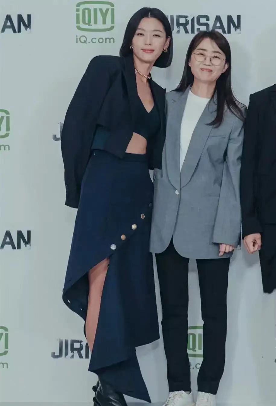 全智贤|全智贤现身新剧发布会！为博眼球真空穿西装真够卖命的，却老得太快女神脸消失