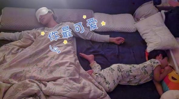 何沐青谈|袁弘晒妻子和儿子睡姿，2个小细节曝光，这才是真爱夫妻
