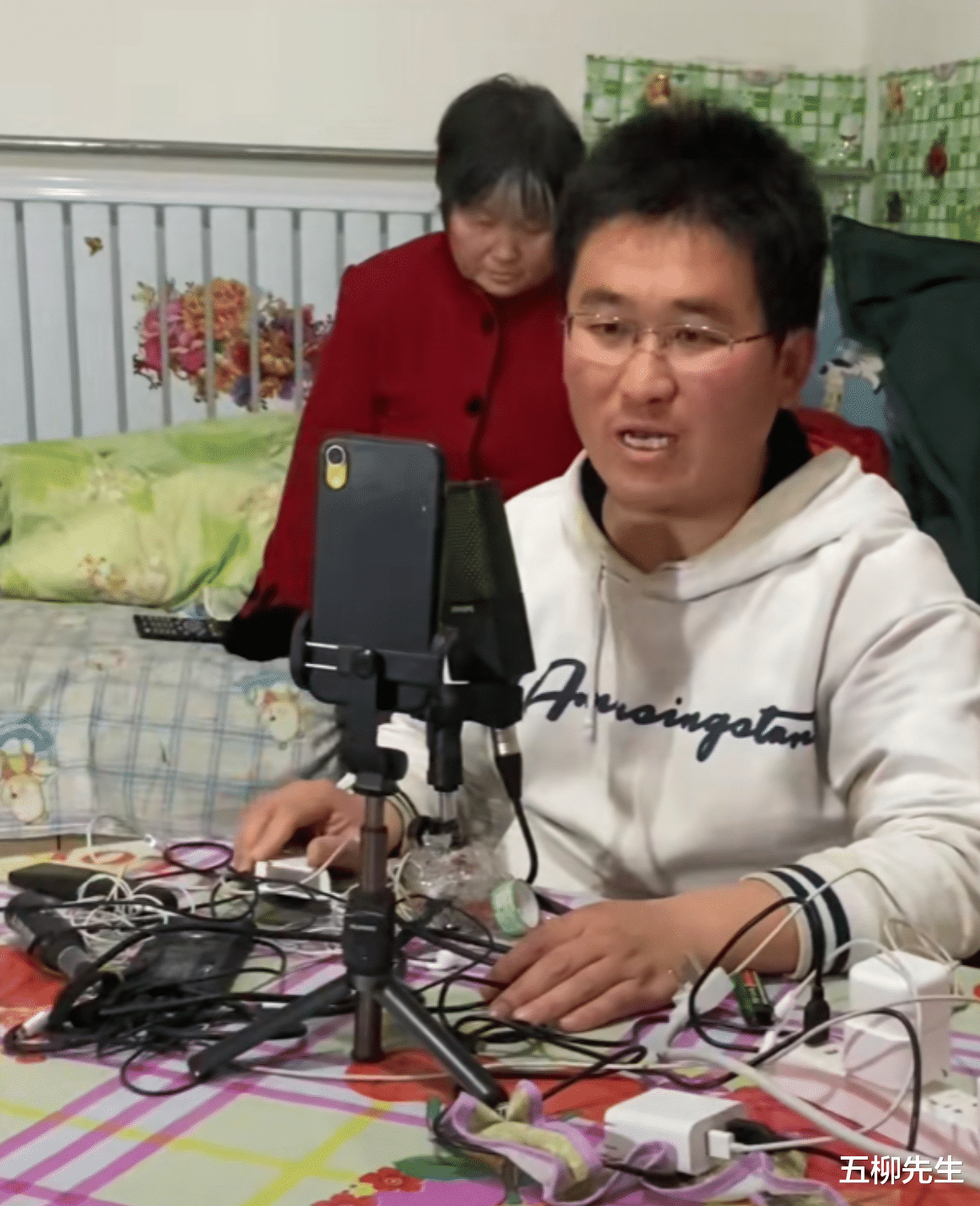 姜涛|37岁明星姜涛终于买房,眼角湿润情绪激动,至今未婚成最大遗憾