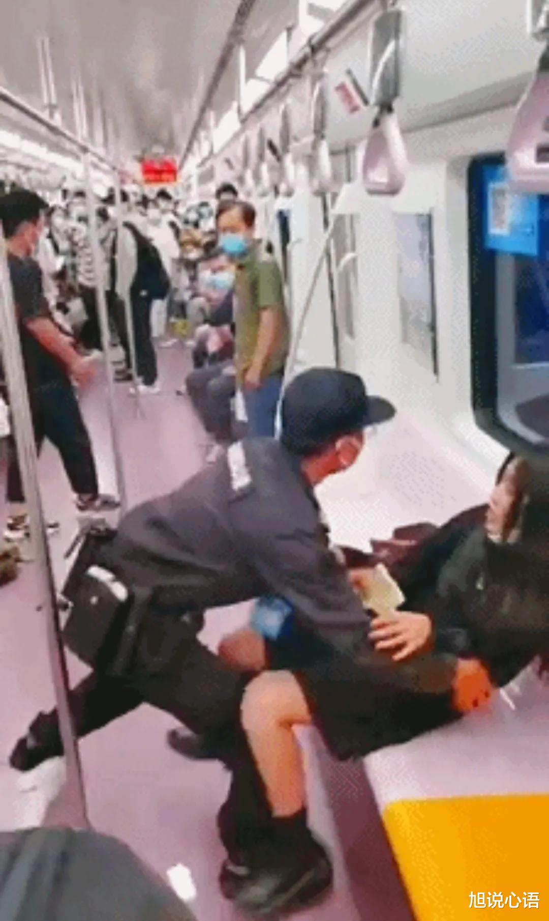 保安 西安女子衣不蔽体被拖出地铁，官方回应引热议，网友：为保安点赞