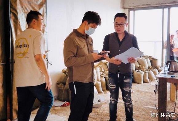 苏炳添装修新房!娇妻罕见现身与设计师交谈,颜值气质出众太美了