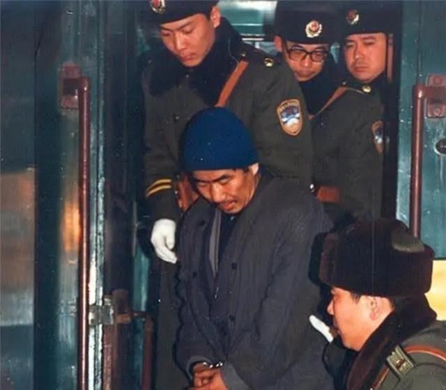 中俄火车大劫案主犯,潜逃18年成慈善企业家,其母注销户口时暴露