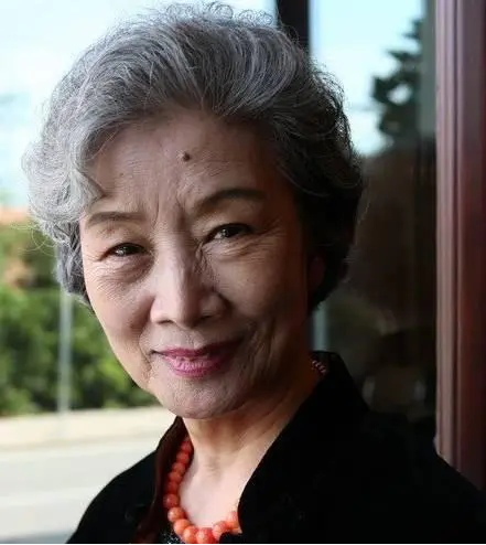 英雄岁月之王牌部队|儿子儿媳是圈内知名人物，女儿是国人骄傲，谁能有吕中的命好？