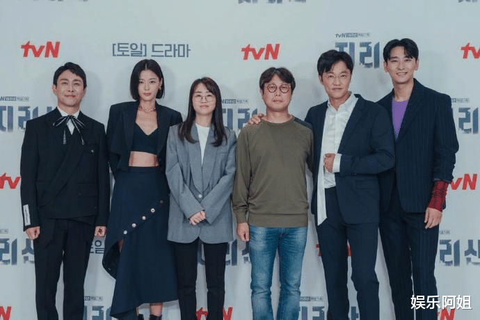 全智贤 40岁全智贤亮相新剧发布会!一刀切短发气场足,马甲线优越如超模