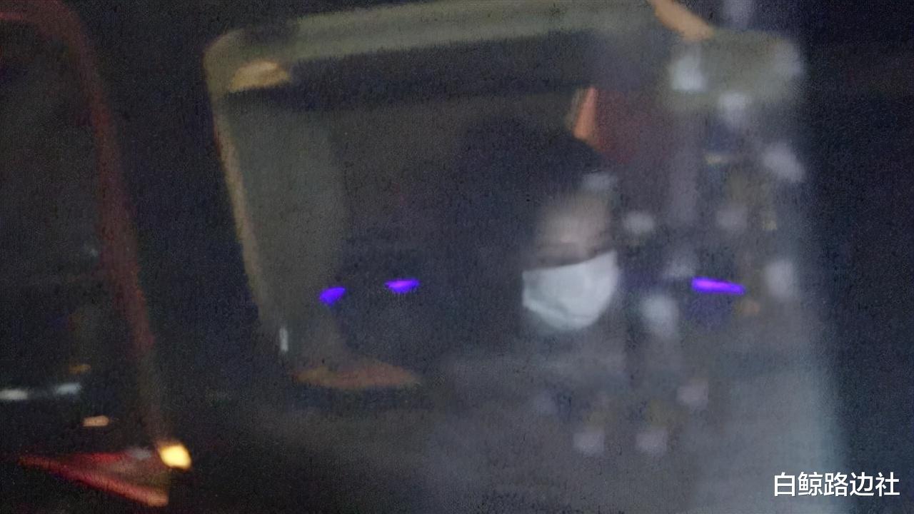 于正|38岁佟丽娅深夜聚餐！风中穿短裙冷到攥拳，获年轻男子贴心开车门