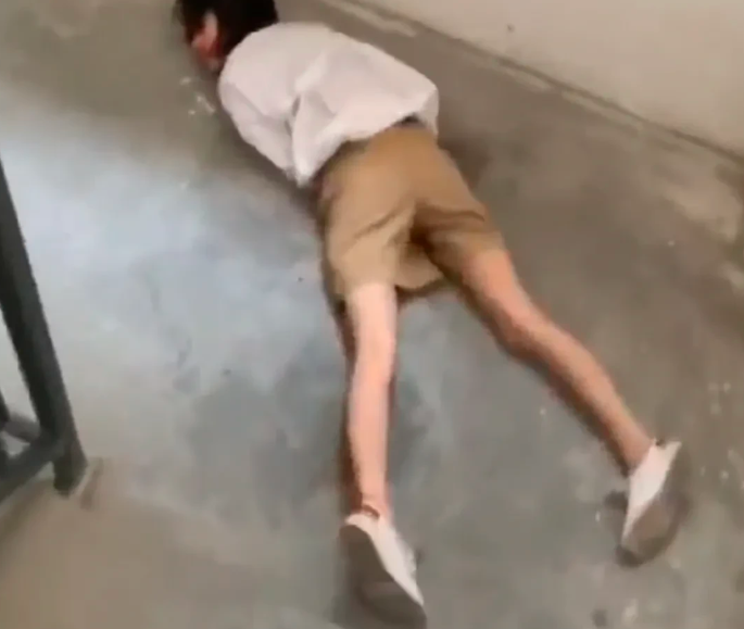 体育谈资说 广西一年轻女子两腿张开，趴在楼梯上，满身酒气