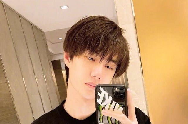 |参观王一博自己住的豪宅，在家把客厅当厨房用，做饭也太随便了