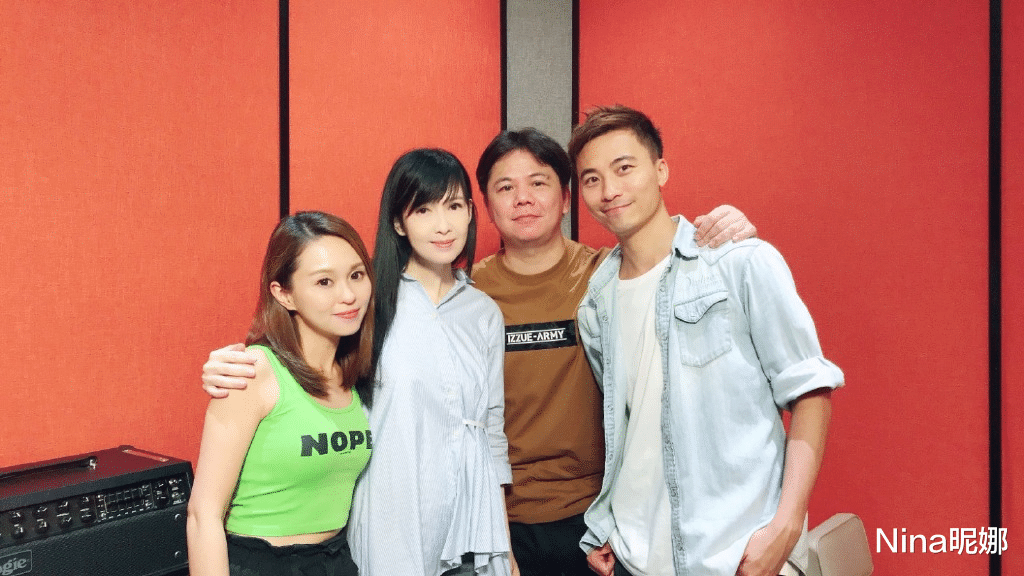 Nina昵娜|54岁周慧敏让人无地自容，穿小黑裙亮相好友演唱会，一把年纪还有婴儿肌