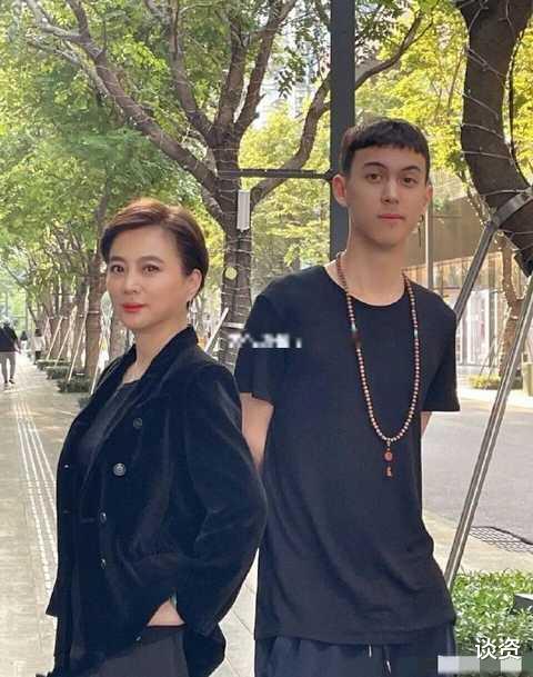 李玲玉|58岁“玉兔精”李玲玉晒与儿子出游照，美腿抢镜，混血儿子堪比明星