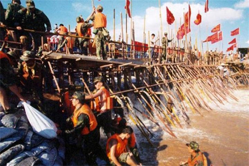 每天读宋词 1998年抗洪感人一幕，民众对着战士哭喊：别跳了，房子我们不要了