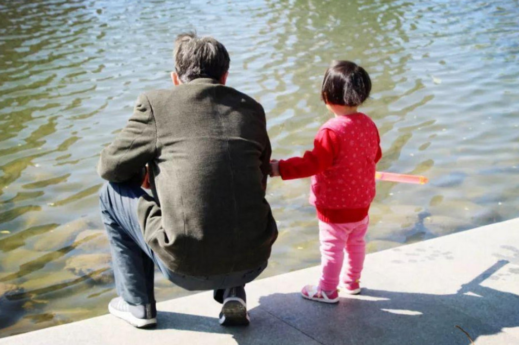 歪妈亲子故事|38岁妈妈生下3胎,16岁女儿回家太尴尬,转身出门:我走错了?