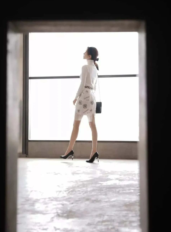 刘诗诗|被刘诗诗的高领衫造型惊艳了，搭配印花纱裙，满眼都是优雅与温柔