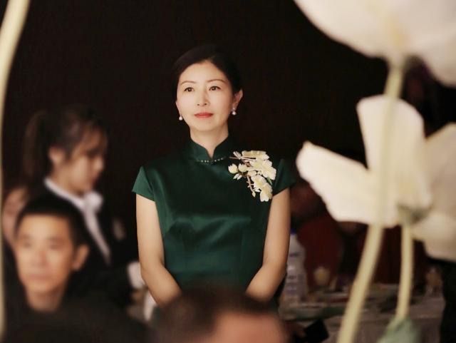 闲鱼有话说 最美婆婆婚礼上好高调，颜值比新娘高就算了，还穿红色礼服太抢镜