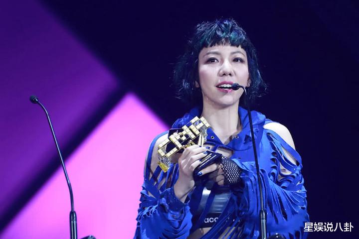 何超莲|伍珂玥秀“全家福”后，吴莫愁首谈退圈3年的原因，曾被要求自辱