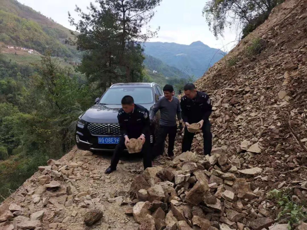 岚皋融媒 惊险！堰门派出所及时救助遇险车辆