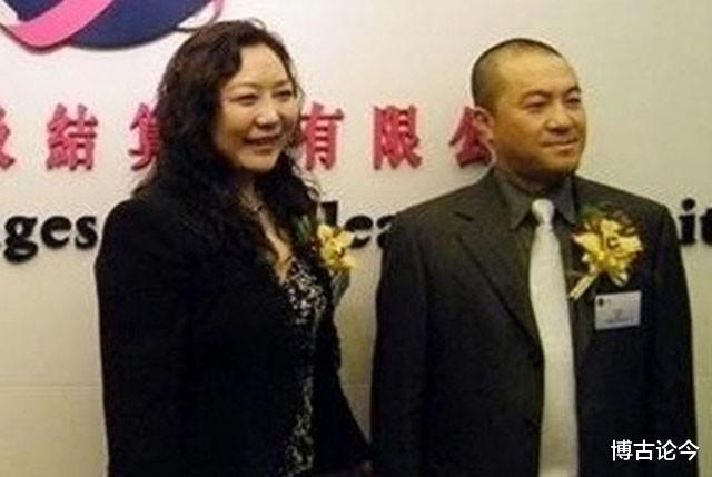吴亚军|富豪离婚获200亿分手费，每年入账十几亿，娶貌美空姐走向巅峰