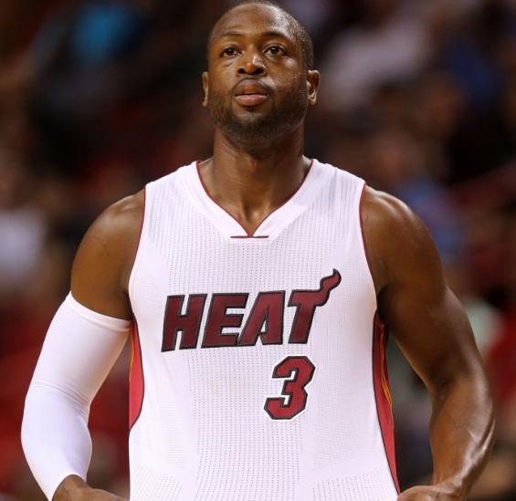 勒布朗·詹姆斯|韦德：NBA现役只有两个人进名人堂+退役球衣+立铜像，杜字不够格