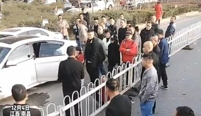 原配带两岁孩子当街开车追逐老公和小三,发生事故后:车是谁买的
