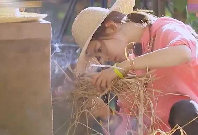 杨超越|杨超越回农村给父亲过大寿: 朴素如农家小妹, 自曝吃席比走红毯紧张