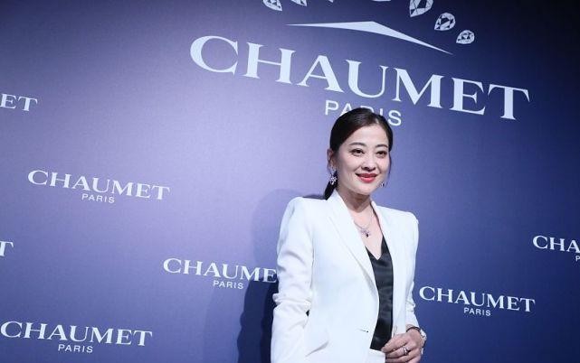 白小白的衣橱|自然老去的女人也挺漂亮，梅婷虽然笑起来有皱纹，但状态很自然