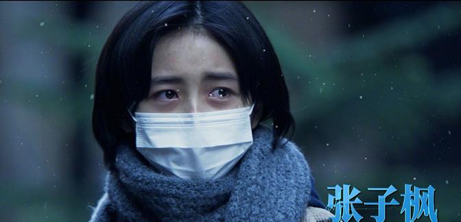 方脸妹说时尚|张子枫高调现身首映礼,穿露肩小黑裙站C位容光焕发,气质大变样