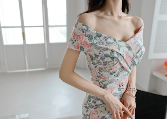 心壹文学|女神孙允珠高清时尚搭配:秋香焦叶墨绿彩绘浮雕及膝裙