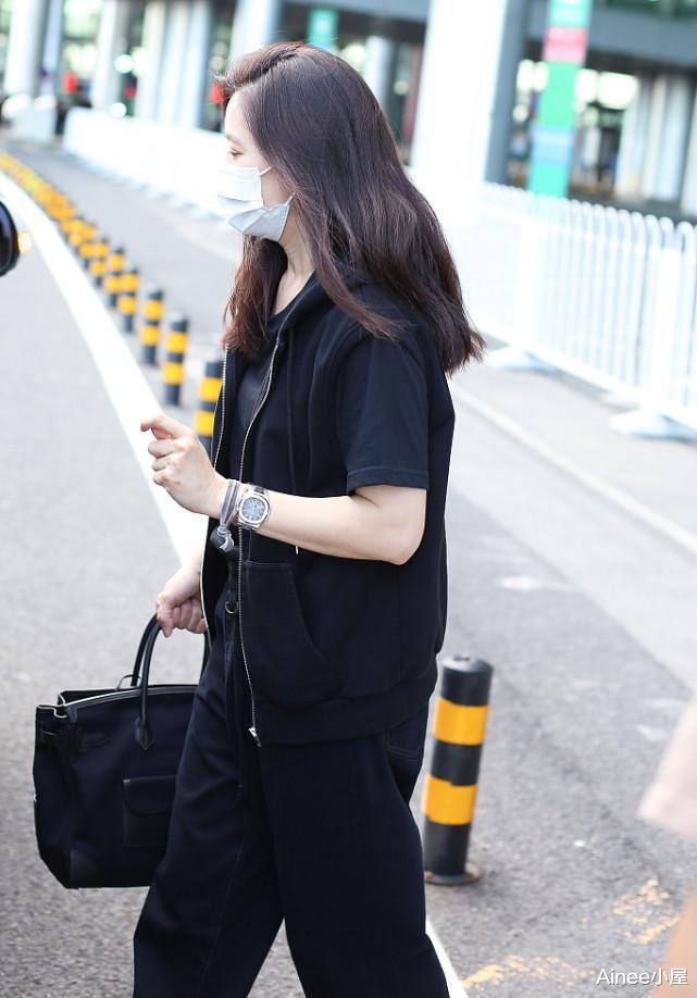 Ainee小屋|袁咏仪和张智霖同框挺显气场，全黑搭配挺普通，低调似普通中年人