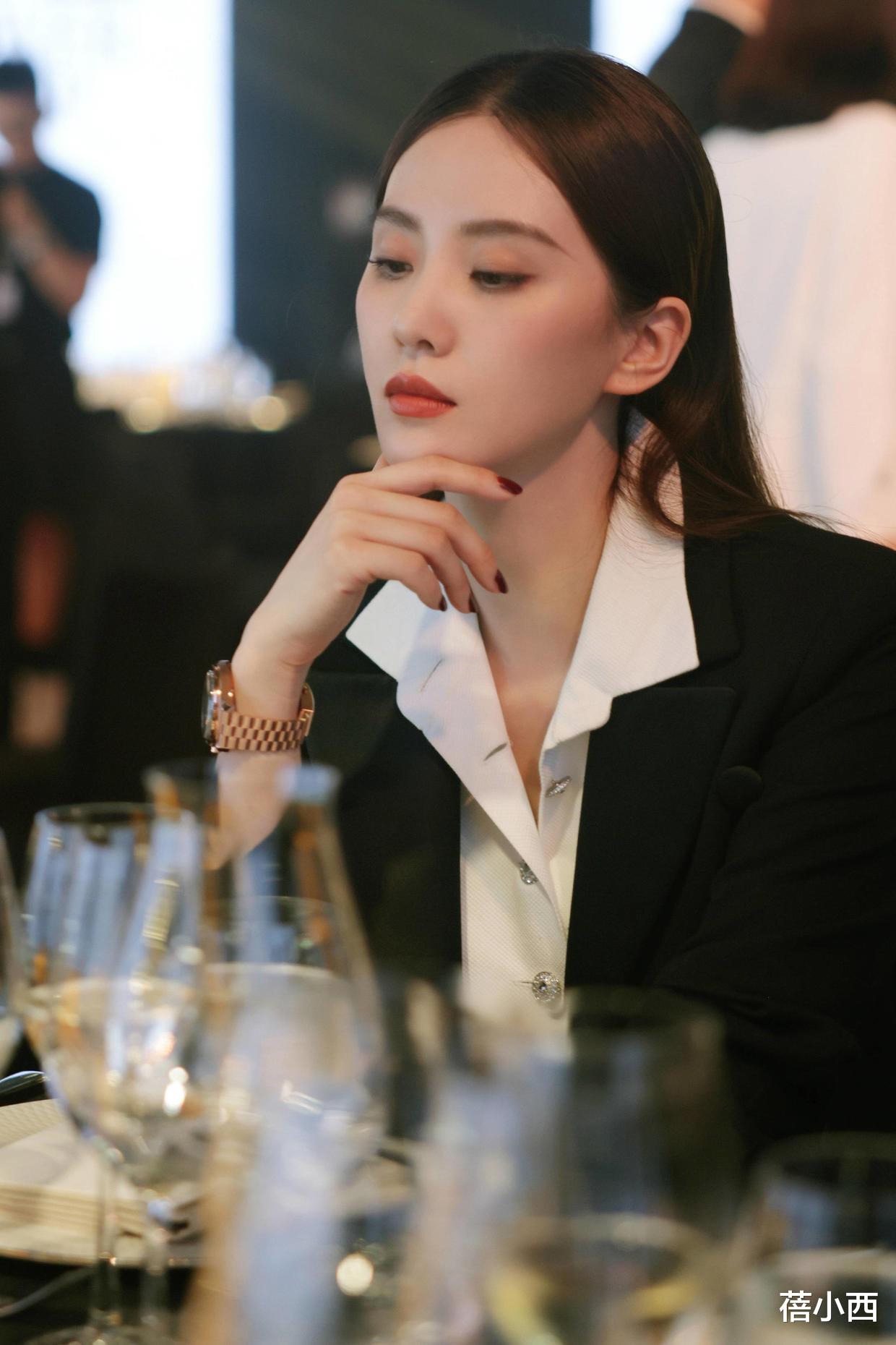 蓓小西|吴奇隆的小娇妻刘诗诗真是太漂亮了,穿黄色连衣裙,气质一等一