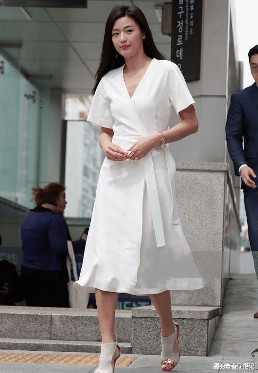 动感单车|全智贤真冻龄女神，一袭白裙配芭比粉口红，大方气质尽显女人味