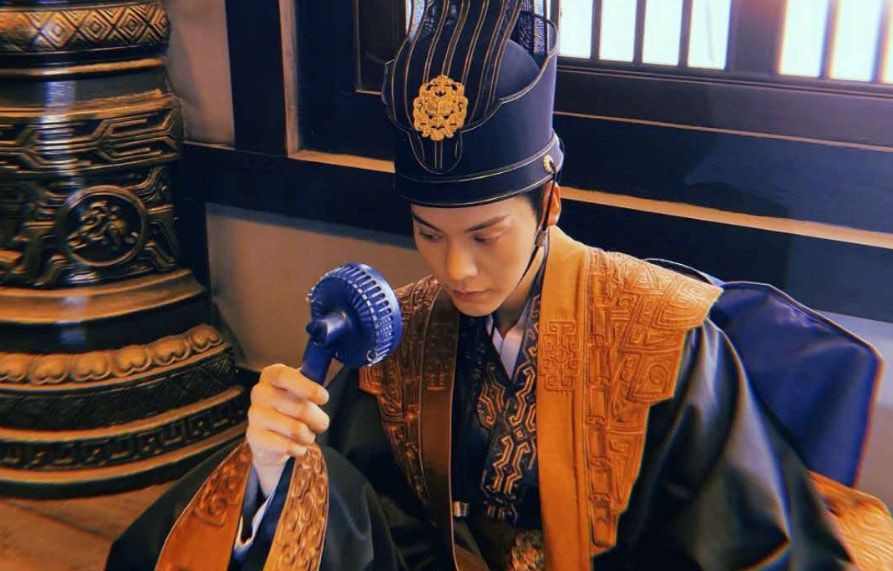 赵敏|陈伟霆形象翻车升级，路透刘海似蜈蚣腿，喜提“古装丑男主”称号