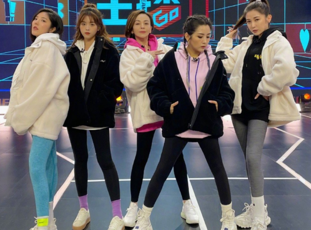 眼线|35岁何洁瘦出“新高度”，减肥后的状态似清纯少女，太美了