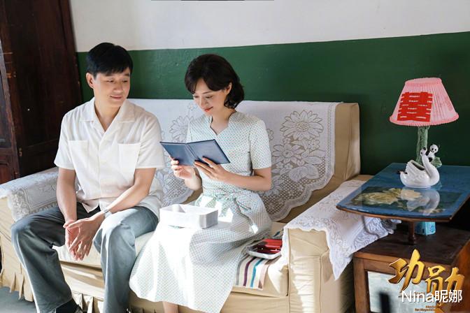 孙俪|孙俪终于学聪明，罕见穿露肩礼服裙走性感路线变化大，众星差点变陪衬