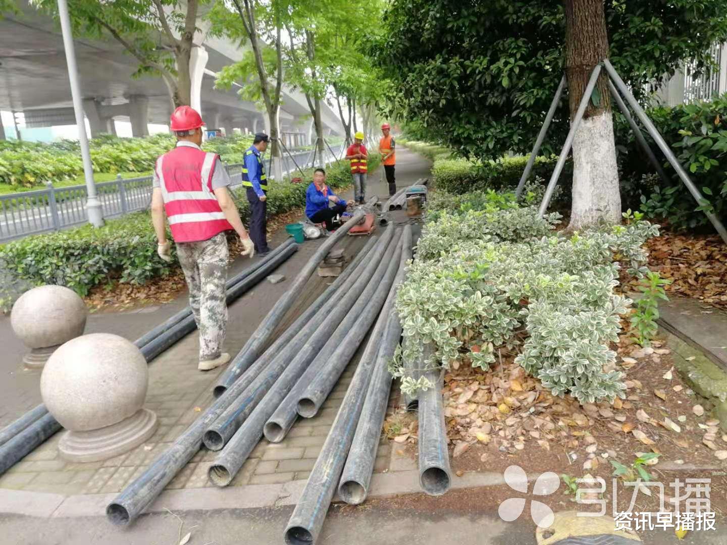 资讯早播报 苏州金枫路一加油站旁“任性”开挖 枫桥城管及时查处无证施工