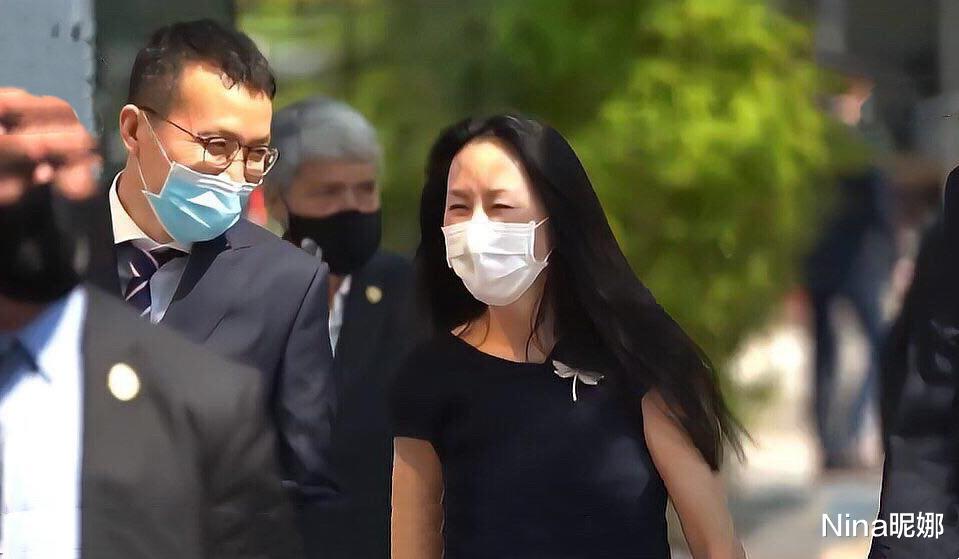 Nina昵娜|孟晚舟心疼真好！穿小黑裙戴蜻蜓胸针打扮精致，挽律师手笑得合不拢嘴