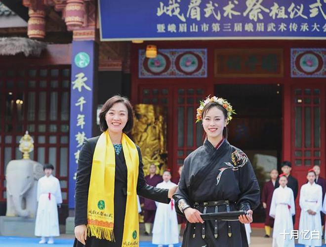 十月忆白 峨眉女侠“凌云”，用功夫丢了个垃圾爆火全网，她可不是灭绝师太