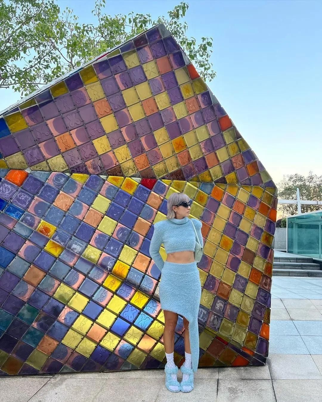 闲鱼有话说 徐濠萦穿衣真有特色,高领毛衣露一截肚子,大冷天还穿凉鞋配袜子