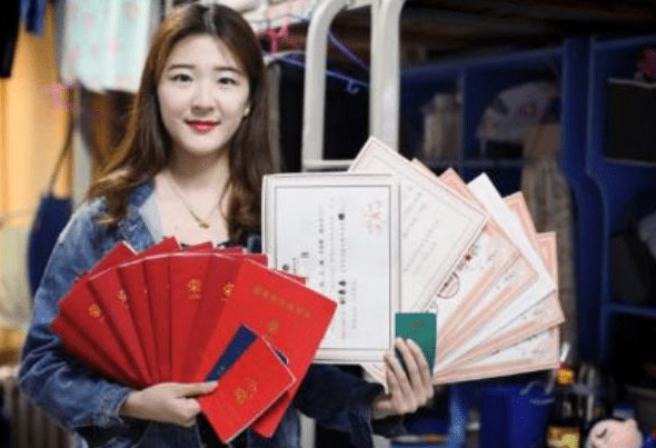 |专科生穿“学士服”拍照引热议，本科生疑惑：专科生算大学生吗