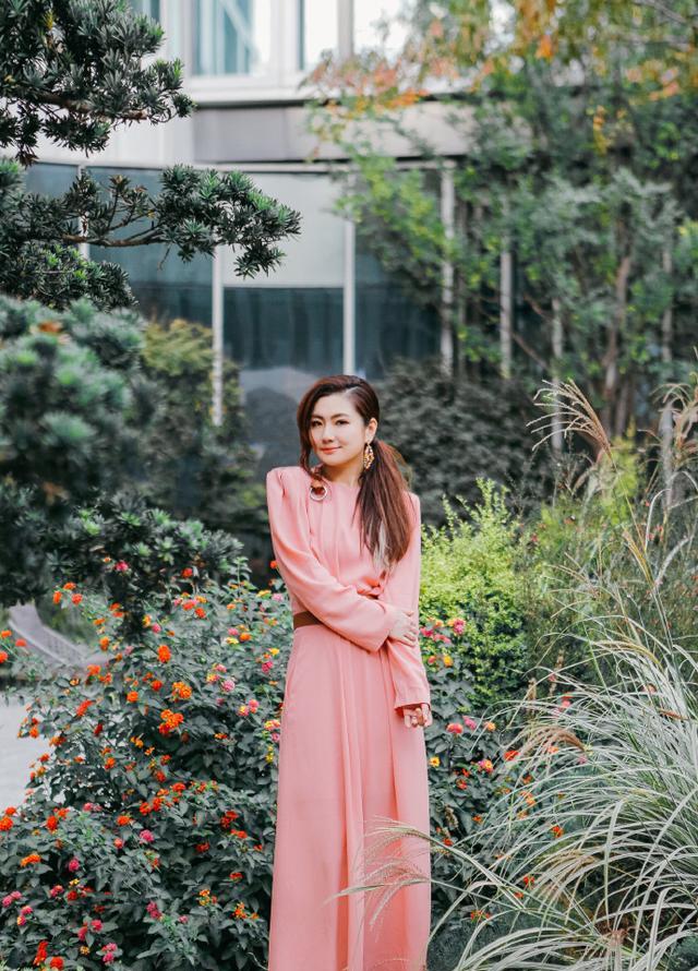 羽绒服|任家萱走出阴霾后更美，穿粉色连衣裙配低马尾，39岁再次惊艳