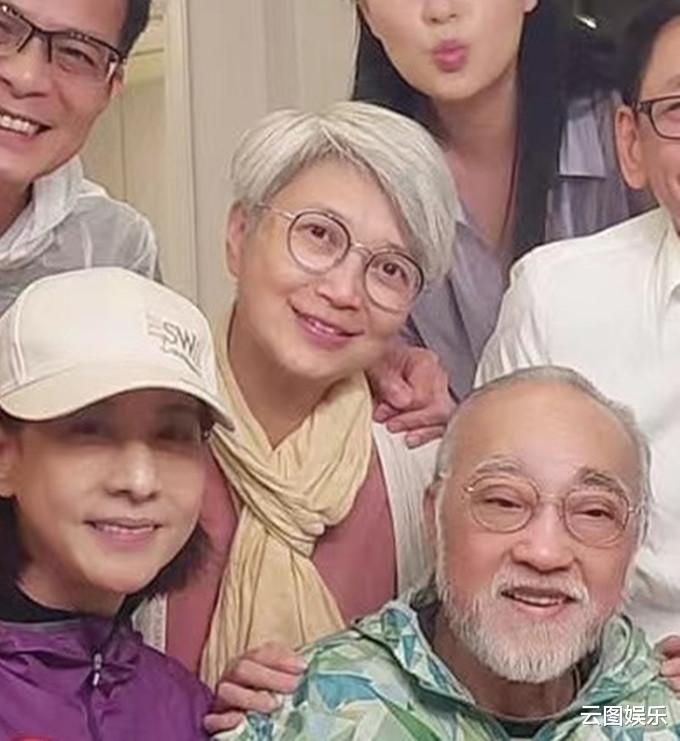 一见倾心|老戏骨80大寿众星云集，廖启智61岁妻子笑容灿烂，已走出丧夫之痛
